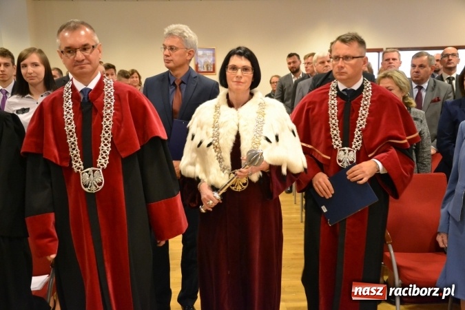 Zdjęcie w galerii na portalu naszraciborz.pl: Raciborska PWSZ zainaugurowała na Zamku Piastowskim rok akademicki 2015/2016 wiadomości z regionu