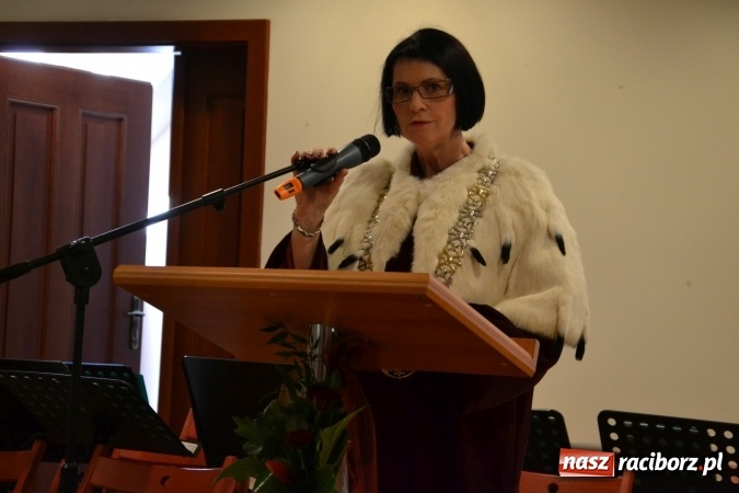 Zdjęcie w galerii na portalu naszraciborz.pl: Raciborska PWSZ zainaugurowała na Zamku Piastowskim rok akademicki 2015/2016 wiadomości z regionu