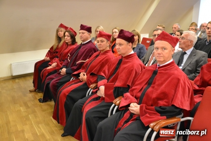 Zdjęcie w galerii na portalu naszraciborz.pl: Raciborska PWSZ zainaugurowała na Zamku Piastowskim rok akademicki 2015/2016 wiadomości z regionu