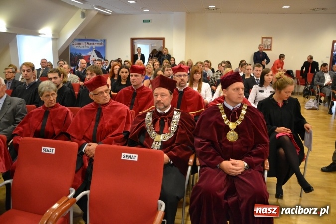 Zdjęcie w galerii na portalu naszraciborz.pl: Raciborska PWSZ zainaugurowała na Zamku Piastowskim rok akademicki 2015/2016 wiadomości z regionu