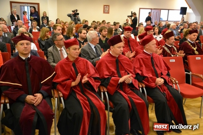Zdjęcie w galerii na portalu naszraciborz.pl: Raciborska PWSZ zainaugurowała na Zamku Piastowskim rok akademicki 2015/2016 wiadomości z regionu
