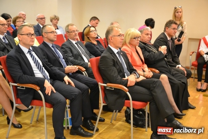 Zdjęcie w galerii na portalu naszraciborz.pl: Raciborska PWSZ zainaugurowała na Zamku Piastowskim rok akademicki 2015/2016 wiadomości z regionu