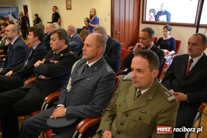 Zdjęcie w galerii na portalu naszraciborz.pl: Raciborska PWSZ zainaugurowała na Zamku Piastowskim rok akademicki 2015/2016 wiadomości z regionu