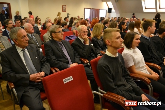 Zdjęcie w galerii na portalu naszraciborz.pl: Raciborska PWSZ zainaugurowała na Zamku Piastowskim rok akademicki 2015/2016 wiadomości z regionu