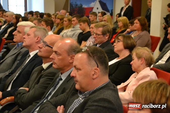 Zdjęcie w galerii na portalu naszraciborz.pl: Raciborska PWSZ zainaugurowała na Zamku Piastowskim rok akademicki 2015/2016 wiadomości z regionu