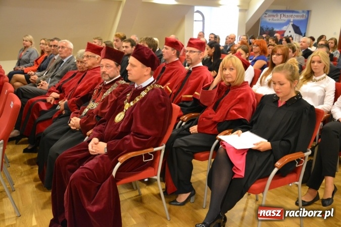 Zdjęcie w galerii na portalu naszraciborz.pl: Raciborska PWSZ zainaugurowała na Zamku Piastowskim rok akademicki 2015/2016 wiadomości z regionu