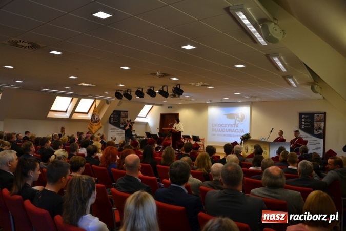 Zdjęcie w galerii na portalu naszraciborz.pl: Raciborska PWSZ zainaugurowała na Zamku Piastowskim rok akademicki 2015/2016 wiadomości z regionu