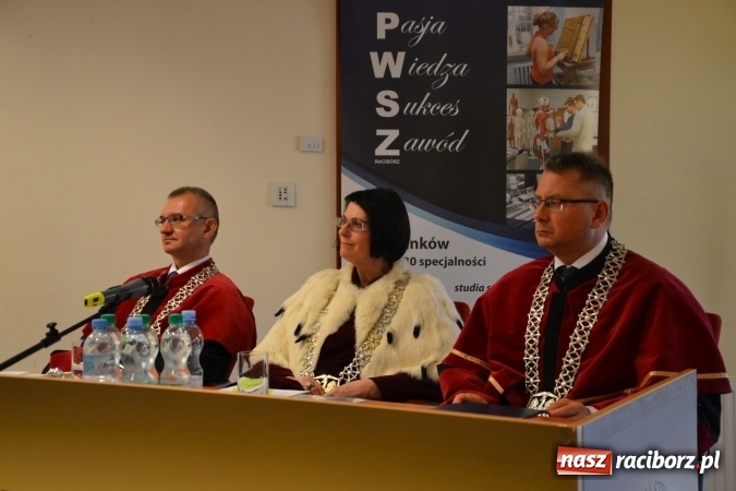 Zdjęcie w galerii na portalu naszraciborz.pl: Raciborska PWSZ zainaugurowała na Zamku Piastowskim rok akademicki 2015/2016 wiadomości z regionu
