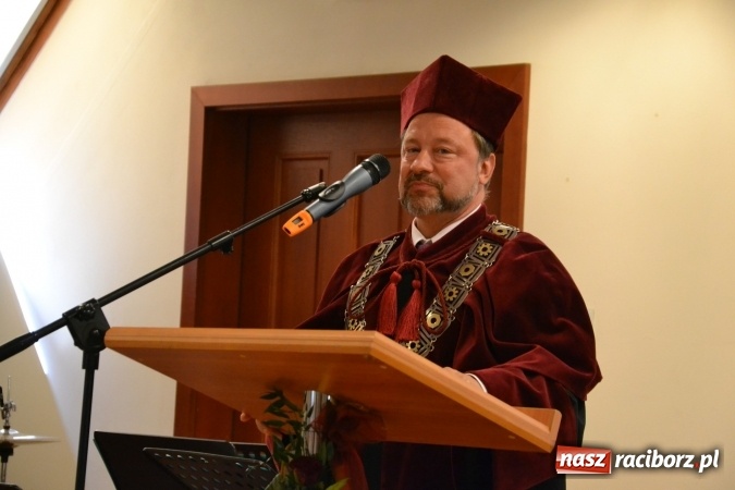 Zdjęcie w galerii na portalu naszraciborz.pl: Raciborska PWSZ zainaugurowała na Zamku Piastowskim rok akademicki 2015/2016 wiadomości z regionu