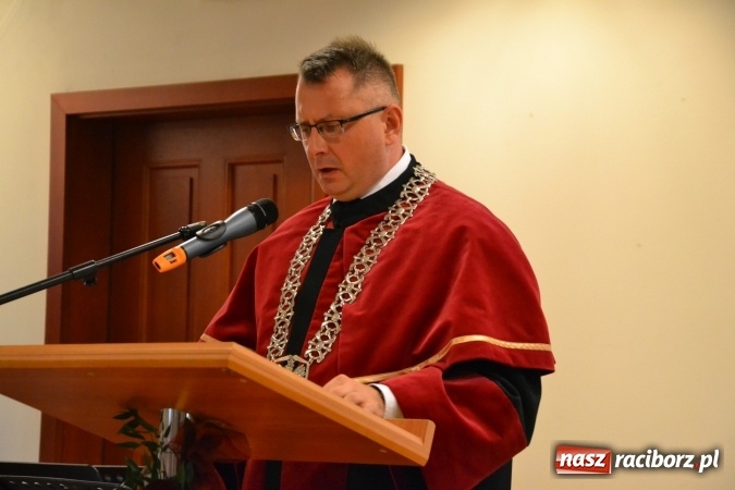Zdjęcie w galerii na portalu naszraciborz.pl: Raciborska PWSZ zainaugurowała na Zamku Piastowskim rok akademicki 2015/2016 wiadomości z regionu