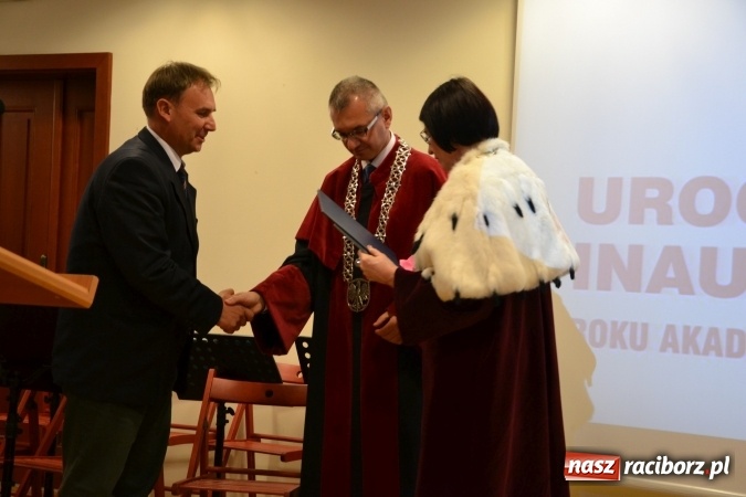 Zdjęcie w galerii na portalu naszraciborz.pl: Raciborska PWSZ zainaugurowała na Zamku Piastowskim rok akademicki 2015/2016 wiadomości z regionu