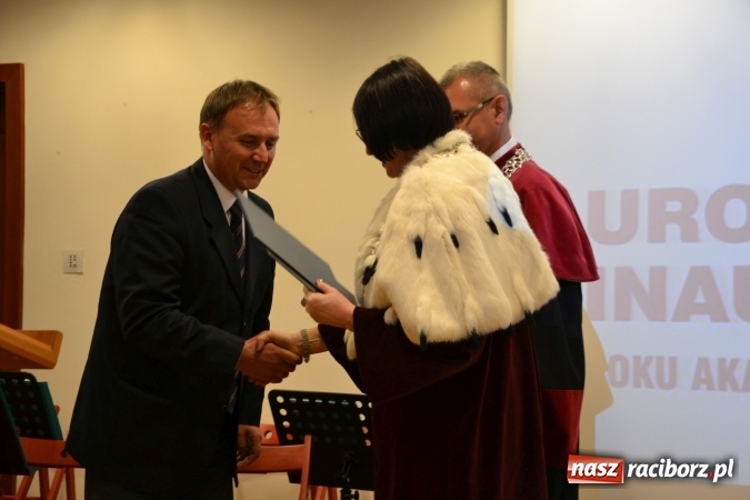 Zdjęcie w galerii na portalu naszraciborz.pl: Raciborska PWSZ zainaugurowała na Zamku Piastowskim rok akademicki 2015/2016 wiadomości z regionu