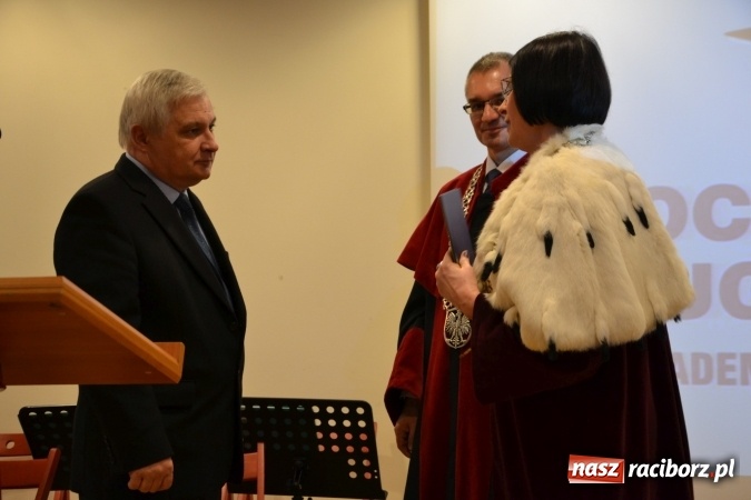 Zdjęcie w galerii na portalu naszraciborz.pl: Raciborska PWSZ zainaugurowała na Zamku Piastowskim rok akademicki 2015/2016 wiadomości z regionu