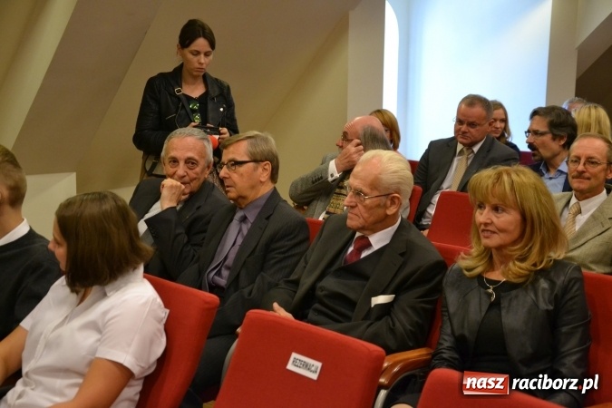 Zdjęcie w galerii na portalu naszraciborz.pl: Raciborska PWSZ zainaugurowała na Zamku Piastowskim rok akademicki 2015/2016 wiadomości z regionu