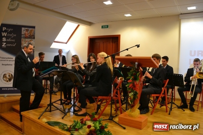 Zdjęcie w galerii na portalu naszraciborz.pl: Raciborska PWSZ zainaugurowała na Zamku Piastowskim rok akademicki 2015/2016 wiadomości z regionu