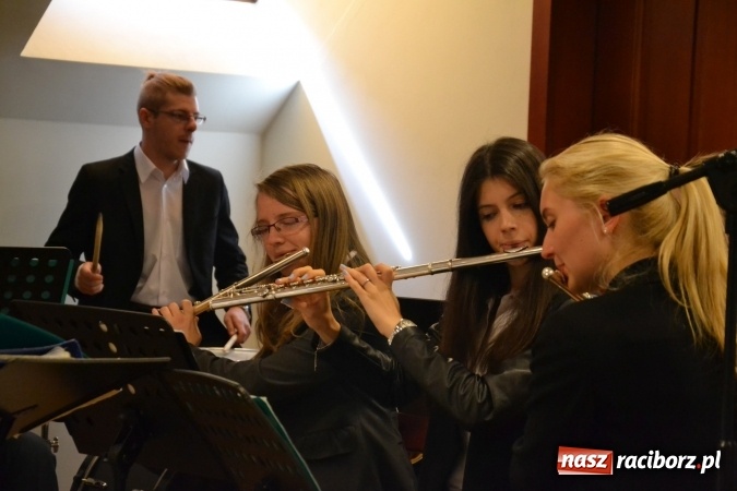 Zdjęcie w galerii na portalu naszraciborz.pl: Raciborska PWSZ zainaugurowała na Zamku Piastowskim rok akademicki 2015/2016 wiadomości z regionu