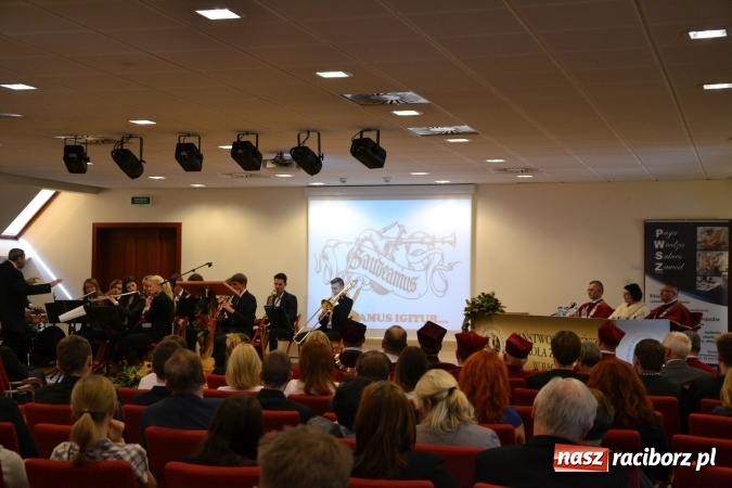 Zdjęcie w galerii na portalu naszraciborz.pl: Raciborska PWSZ zainaugurowała na Zamku Piastowskim rok akademicki 2015/2016 wiadomości z regionu
