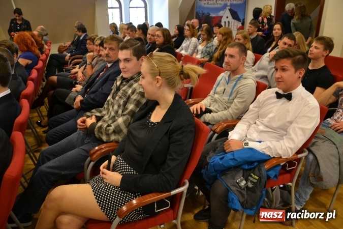 Zdjęcie w galerii na portalu naszraciborz.pl: Raciborska PWSZ zainaugurowała na Zamku Piastowskim rok akademicki 2015/2016 wiadomości z regionu
