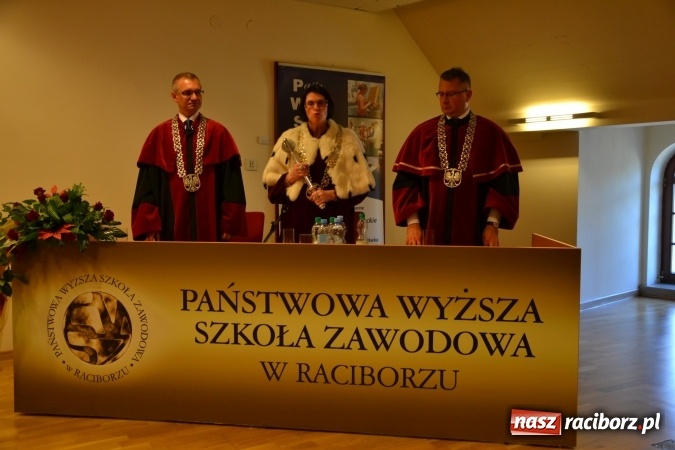 Zdjęcie w galerii na portalu naszraciborz.pl: Raciborska PWSZ zainaugurowała na Zamku Piastowskim rok akademicki 2015/2016 wiadomości z regionu