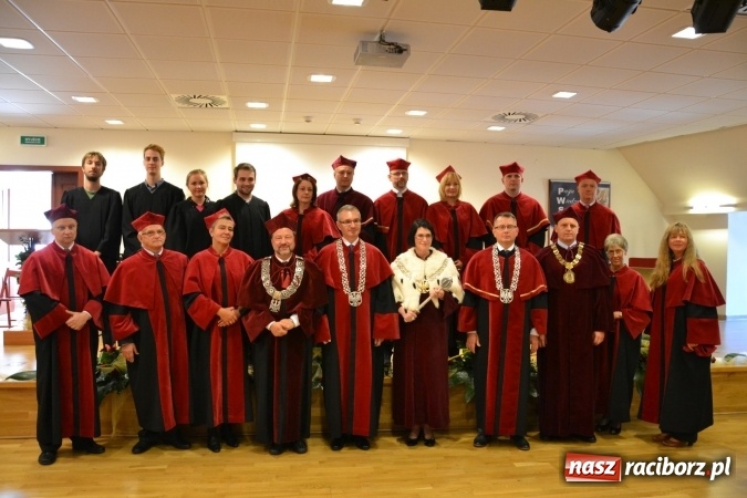 Zdjęcie w galerii na portalu naszraciborz.pl: Raciborska PWSZ zainaugurowała na Zamku Piastowskim rok akademicki 2015/2016 wiadomości z regionu