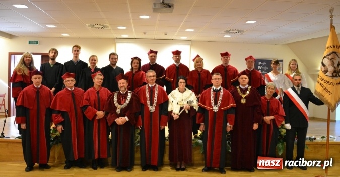 Zdjęcie w galerii na portalu naszraciborz.pl: Raciborska PWSZ zainaugurowała na Zamku Piastowskim rok akademicki 2015/2016 wiadomości z regionu