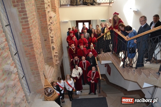 Zdjęcie w galerii na portalu naszraciborz.pl: Raciborska PWSZ zainaugurowała na Zamku Piastowskim rok akademicki 2015/2016 wiadomości z regionu