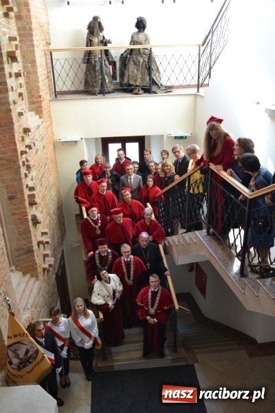 Zdjęcie w galerii na portalu naszraciborz.pl: Raciborska PWSZ zainaugurowała na Zamku Piastowskim rok akademicki 2015/2016 wiadomości z regionu