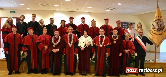 Zdjęcie w galerii na portalu naszraciborz.pl: Raciborska PWSZ zainaugurowała na Zamku Piastowskim rok akademicki 2015/2016 wiadomości z regionu