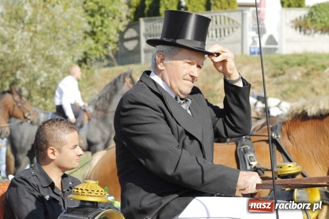 Zdjęcie w galerii na portalu naszraciborz.pl: Piękne amazonki na koniach, czyli Hubertus 2015 na polach na Ostrogu wiadomości z regionu