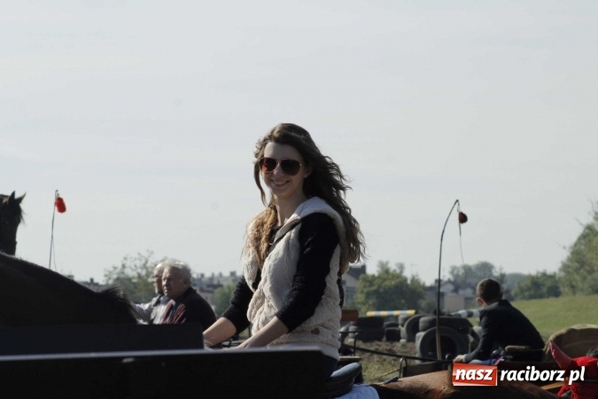 Zdjęcie w galerii na portalu naszraciborz.pl: Piękne amazonki na koniach, czyli Hubertus 2015 na polach na Ostrogu wiadomości z regionu