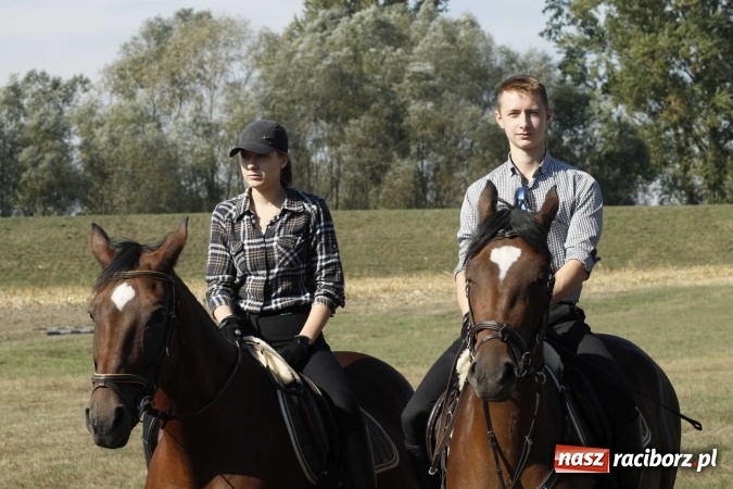 Zdjęcie w galerii na portalu naszraciborz.pl: Piękne amazonki na koniach, czyli Hubertus 2015 na polach na Ostrogu wiadomości z regionu