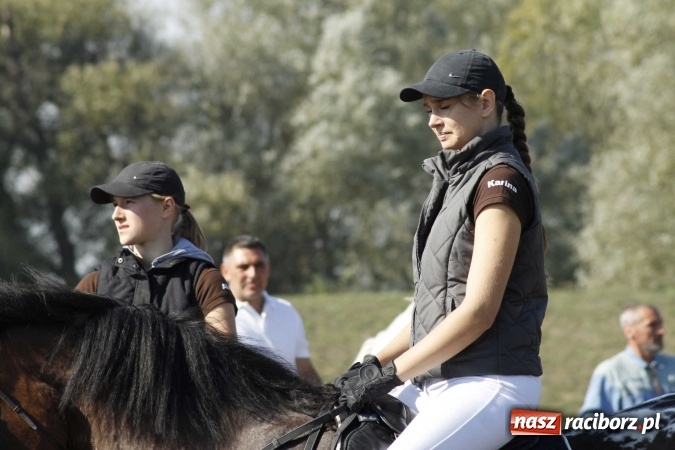 Zdjęcie w galerii na portalu naszraciborz.pl: Piękne amazonki na koniach, czyli Hubertus 2015 na polach na Ostrogu wiadomości z regionu
