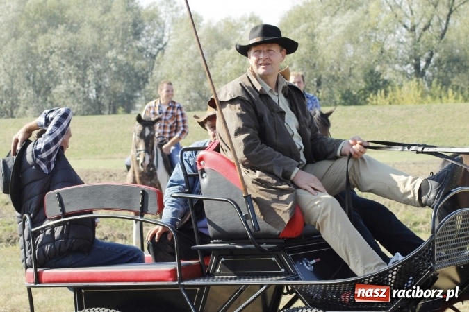 Zdjęcie w galerii na portalu naszraciborz.pl: Piękne amazonki na koniach, czyli Hubertus 2015 na polach na Ostrogu wiadomości z regionu