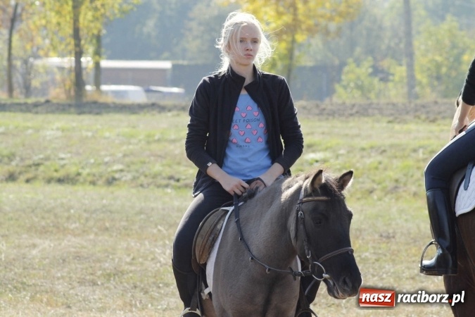 Zdjęcie w galerii na portalu naszraciborz.pl: Piękne amazonki na koniach, czyli Hubertus 2015 na polach na Ostrogu wiadomości z regionu