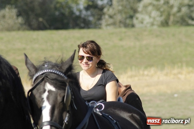 Zdjęcie w galerii na portalu naszraciborz.pl: Piękne amazonki na koniach, czyli Hubertus 2015 na polach na Ostrogu wiadomości z regionu