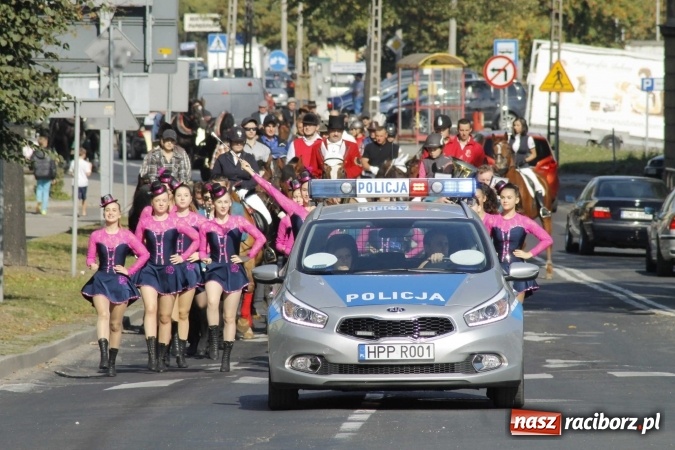 Zdjęcie w galerii na portalu naszraciborz.pl: Piękne amazonki na koniach, czyli Hubertus 2015 na polach na Ostrogu wiadomości z regionu