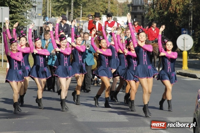 Zdjęcie w galerii na portalu naszraciborz.pl: Piękne amazonki na koniach, czyli Hubertus 2015 na polach na Ostrogu wiadomości z regionu