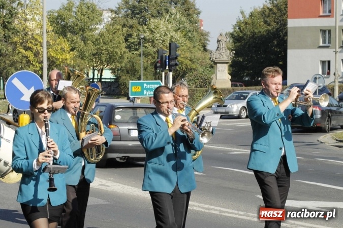 Zdjęcie w galerii na portalu naszraciborz.pl: Piękne amazonki na koniach, czyli Hubertus 2015 na polach na Ostrogu wiadomości z regionu