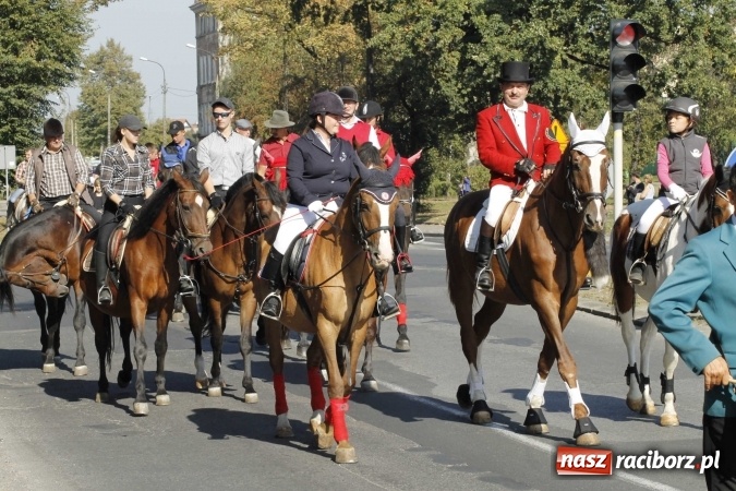 Zdjęcie w galerii na portalu naszraciborz.pl: Piękne amazonki na koniach, czyli Hubertus 2015 na polach na Ostrogu wiadomości z regionu