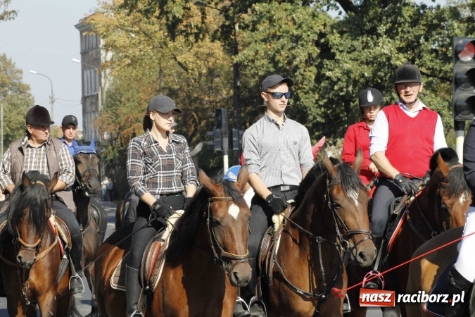 Zdjęcie w galerii na portalu naszraciborz.pl: Piękne amazonki na koniach, czyli Hubertus 2015 na polach na Ostrogu wiadomości z regionu