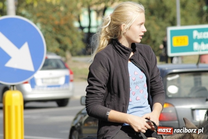 Zdjęcie w galerii na portalu naszraciborz.pl: Piękne amazonki na koniach, czyli Hubertus 2015 na polach na Ostrogu wiadomości z regionu