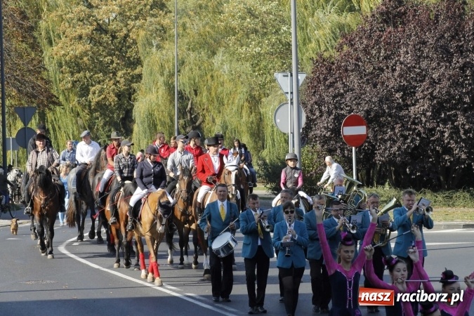 Zdjęcie w galerii na portalu naszraciborz.pl: Piękne amazonki na koniach, czyli Hubertus 2015 na polach na Ostrogu wiadomości z regionu
