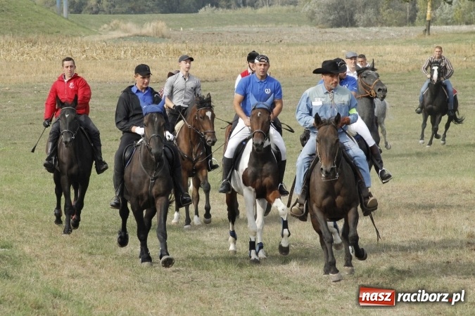 Zdjęcie w galerii na portalu naszraciborz.pl: Piękne amazonki na koniach, czyli Hubertus 2015 na polach na Ostrogu wiadomości z regionu