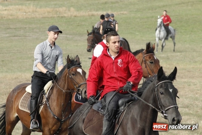 Zdjęcie w galerii na portalu naszraciborz.pl: Piękne amazonki na koniach, czyli Hubertus 2015 na polach na Ostrogu wiadomości z regionu