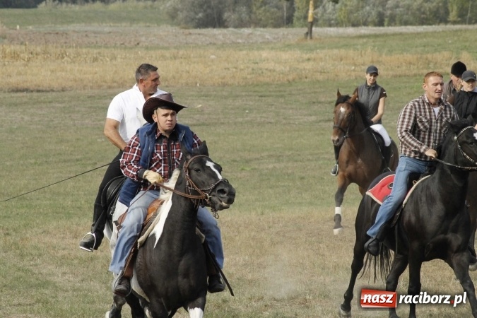 Zdjęcie w galerii na portalu naszraciborz.pl: Piękne amazonki na koniach, czyli Hubertus 2015 na polach na Ostrogu wiadomości z regionu