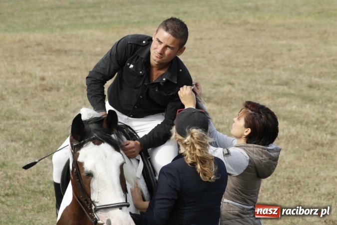 Zdjęcie w galerii na portalu naszraciborz.pl: Piękne amazonki na koniach, czyli Hubertus 2015 na polach na Ostrogu wiadomości z regionu