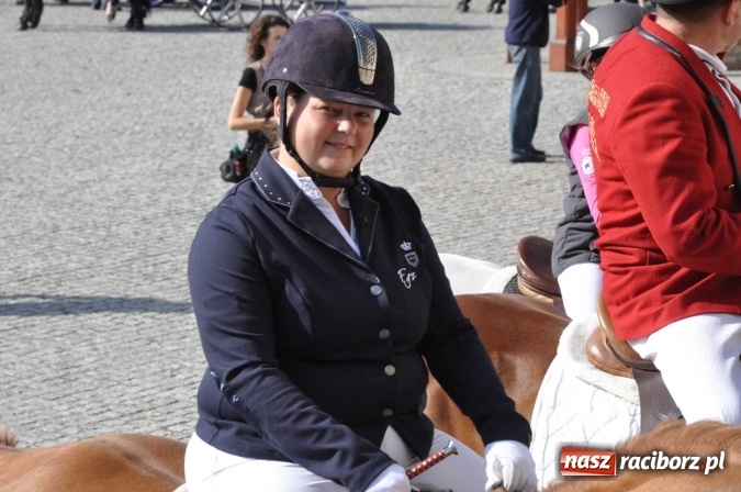 Zdjęcie w galerii na portalu naszraciborz.pl: Piękne amazonki na koniach, czyli Hubertus 2015 na polach na Ostrogu wiadomości z regionu