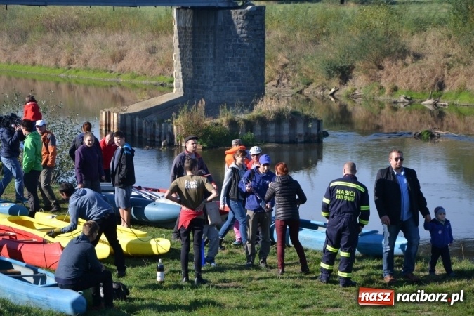 Zdjęcie w galerii na portalu naszraciborz.pl: Kajaki i pontony do hangarów, czyli finał wodniackiego sezonu na górnej Odrze wiadomości z regionu