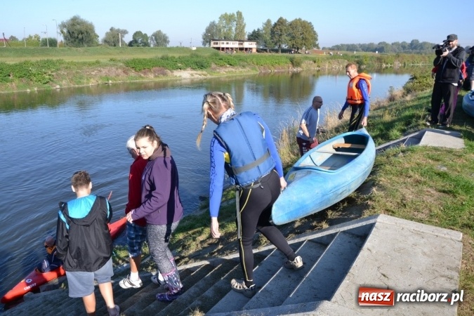 Zdjęcie w galerii na portalu naszraciborz.pl: Kajaki i pontony do hangarów, czyli finał wodniackiego sezonu na górnej Odrze wiadomości z regionu