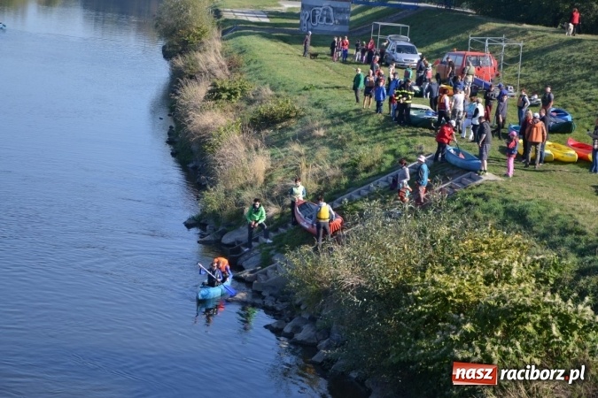 Zdjęcie w galerii na portalu naszraciborz.pl: Kajaki i pontony do hangarów, czyli finał wodniackiego sezonu na górnej Odrze wiadomości z regionu